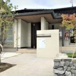 上田市の外構工事「天然素材の庭が映える平屋の家」
