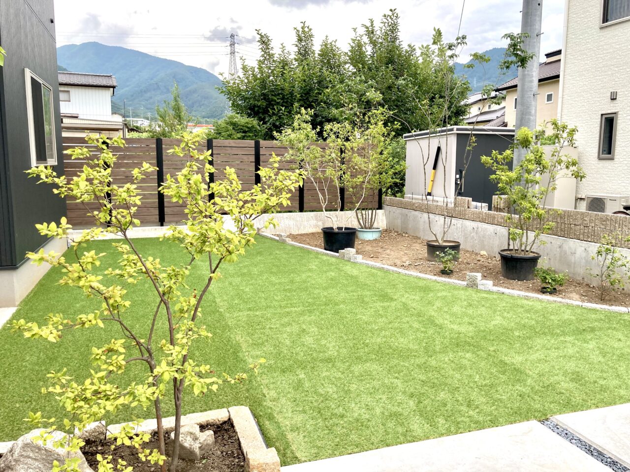 人工芝と植栽の自然あふれるガーデンがある家 長野県上田市のエクステリア 外構工事専門店nine Arcs