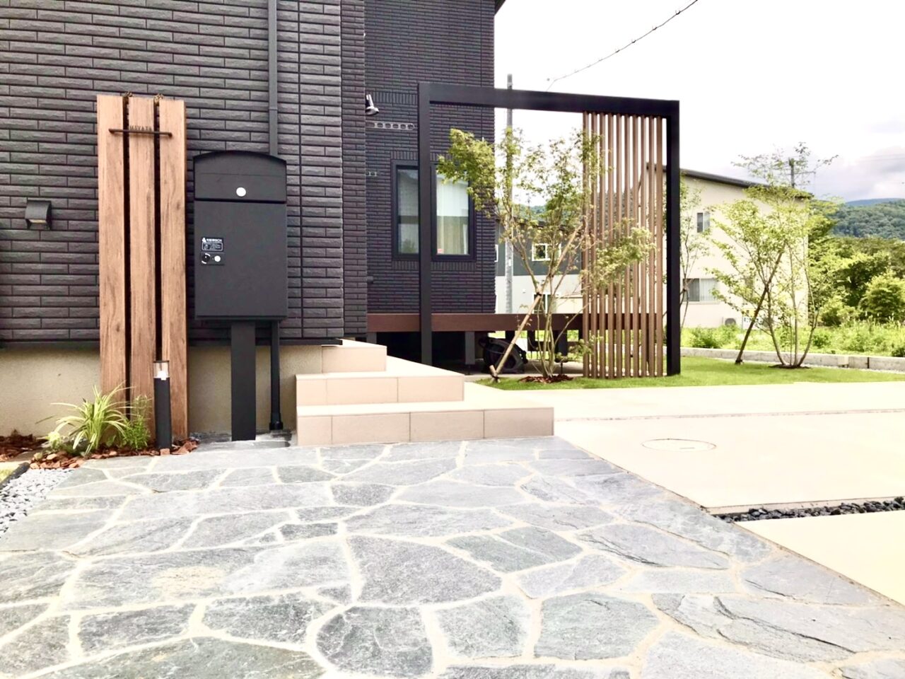 駐車場に緑を取り入れた外構プラン | 長野県上田市のエクステリア＆外